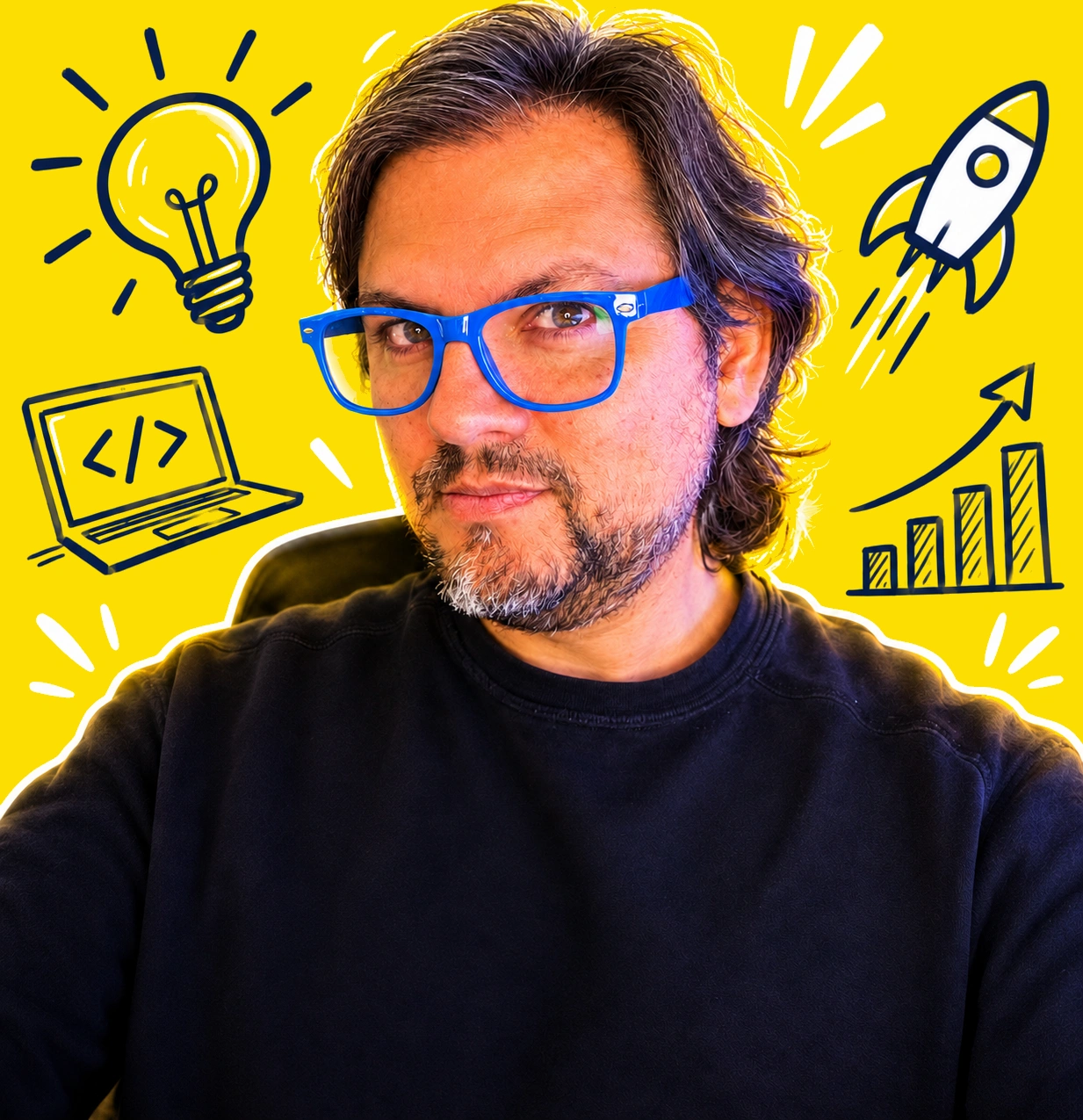 Juan David Jaramillo sobre fondo amarillo, rodeado de garabatos dibujados a mano: un bombillo, un computador con código, un cohete y una gráfica de barras que sube.